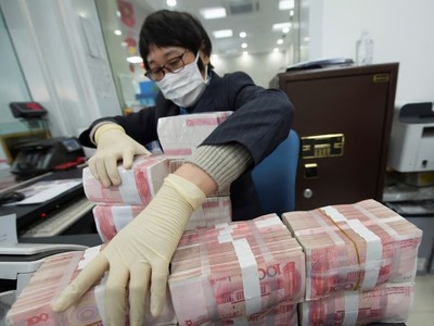 Việc ngân hàng Baoshang phá sản, còn một số ngân hàng nông thôn ở tỉnh Hà Nam (miền trung của Trung Quốc) đóng băng tài khoản, khiến khách hàng lo lắng về khoản tiền gửi của họ. Ảnh: Reuters