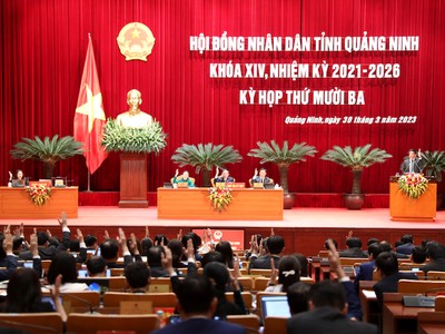 Các đại biểu HĐND tỉnh Quảng Ninh biểu quyết thông qua nghị quyết tại kỳ họp.