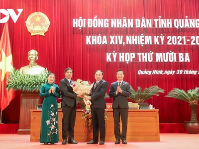 Thường trực HĐND tỉnh Quảng Ninh chúc mừng tân Phó Chủ tịch UBND tỉnh Quảng Ninh Vũ Văn Diện (thứ 2 từ trái sang)