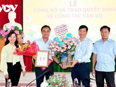 Chủ tịch tỉnh Đồng Tháp trao Quyết định và tặng hoa chúc mừng.