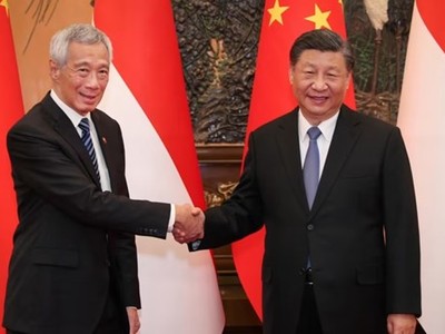 Thủ tướng Singapore Lý Hiển Long gặp Chủ tịch Trung Quốc Tập Cận Bình trong chuyến thăm Trung Quốc. (Nguồn: MCI)