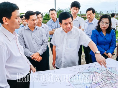 Bộ trưởng Bộ Kế hoạch và Đầu tư Nguyễn Chí Dũng (giữa) kiểm tra tiến độ các dự án giao thông trọng điểm trên địa bàn tỉnh Sóc Trăng (ảnh: Báo Sóc Trăng online).