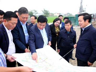 Để thúc đẩy giải ngân vốn đầu tư công, Bộ trưởng Nguyễn Chí Dũng đã xuống các địa phương, vào các dự án để tháo gỡ khó khăn, đẩy nhanh tiến độ triển khai.