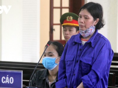 Hai bị cáo tại phiên xét xử.