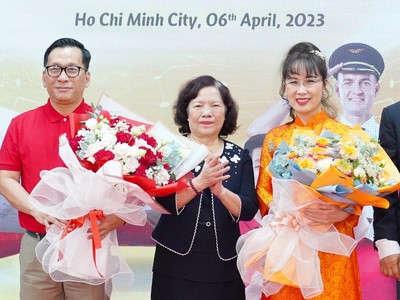 Tân Chủ tịch HĐQT Nguyễn Thị Phương Thảo (ngoài cùng bên phải) và tân Tổng giám đốc Vietjet Đinh Việt Phương (ngoài cùng bên trái).