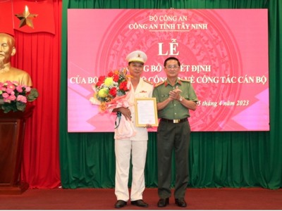 Giám đốc Công an tỉnh Tây Ninh Nguyễn Văn Trãi (phải) thừa ủy quyền Bộ Công an trao quyết định cho Đại tá Hồ Thành Hiên (Ảnh: H. Thủy)