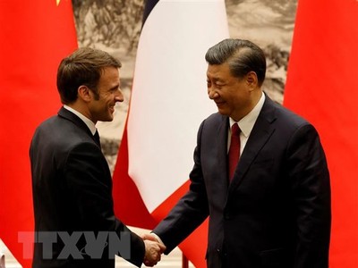 Chủ tịch Trung Quốc Tập Cận Bình (phải) trong cuộc hội đàm với Tổng thống Pháp Emmanuel Macron đang ở thăm Bắc Kinh, ngày 6/4/2023. (Ảnh: AFP/TTXVN).