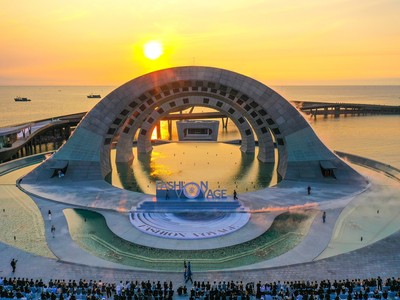 “Sửng sốt” trước độ hoành tráng của sân khấu Fashion Voyage 5 tại thị trấn Hoàng Hôn