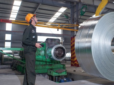 Nhóm ngành xây dựng, vật liệu xây dựng như đá, nhựa đường, thép, xi măng được hưởng lợi trực tiếp từ các dự án đầu tư công.