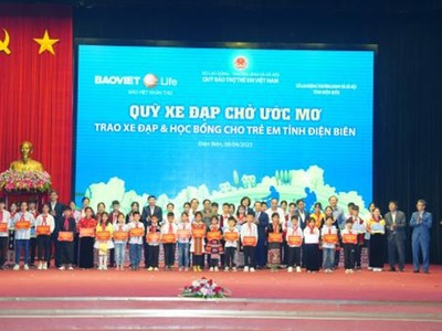 Đại diện 400 em học sinh nhận học bổng từ “Quỹ xe đạp chở ước mơ” của Bảo Việt Nhân thọ vinh dự chụp hình cùng Thủ tướng Phạm Minh Chính.