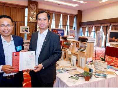 Lãnh đạo KCM tặng sách cho đại biểu tham dự Đại hội Công đoàn KCM nhiệm kỳ 2023-2028.