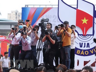 Phóng viên tác nghiệp tại Hội Báo toàn quốc 2023. (Nguồn: TTXVN).