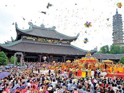 Từng bừng lễ hội Chùa Bái Đính.