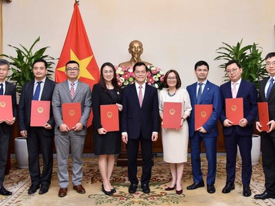 Thứ trưởng Ngoại giao Hà Kim Ngọc trao quyết định tiếp nhận, điều động và bổ nhiệm 8 lãnh đạo cấp Vụ. (ảnh: Chinhphu.vn).