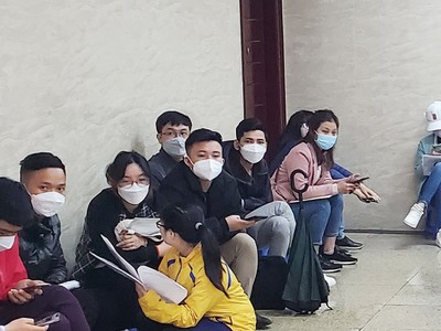 Người mua nhà ở xã hội cần mức lãi vay thấp, ổn định trong thời gian dài. Ảnh người dân chờ đợi nộp hồ sơ mua nhà ở xã hội NHS Trung Văn.