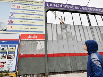 Còn nhiều rào cản cản trở nhà ở xã hội phát triển. Ảnh người dân tìm hiểu dự án nhà ở xã hội NHS Trung Văn. Ảnh: Dũng Minh.