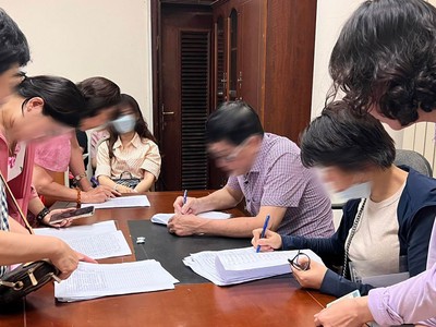 Các trái chủ mua gói trái phiếu 500 tỷ đồng của BNP Global ký tên vào đơn kêu cứu tại trụ sở Ngân hàng Nhà nước chiều 6/4/2023.