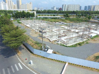 Sau nhiều năm thi công, một số công trình trong dự án The Water Bay chỉ mới xây xong phần móng, với hàng nghìn trụ bê tông tua tủa khung sắt đang hoen gỉ.