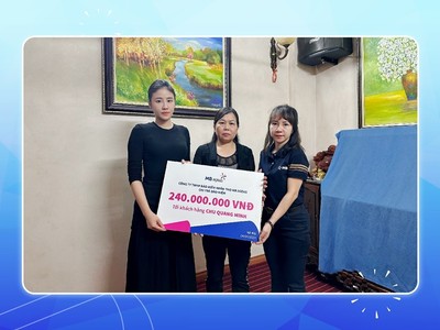 Đại diện Bảo hiểm nhân thọ MB Ageas Life chi trả số tiền bảo hiểm cho gia đình Đại tá Chu Quang Minh.