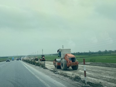 Tuyến đường nối 2 cao tốc đoạn qua địa phận tỉnh Hưng yên đang được đơn vị thi công đẩy nhanh tiến độ. Ảnh: Phạm Đăng.