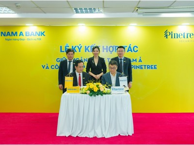 Ông Hà Huy Cường- Phó Tổng Giám đốc Nam Á Bank (Trái) và Ông Lee Jun Hyuck- Tổng Giám đốc Chứng khoán Pinetree (Phải) đại diện ký kết.
