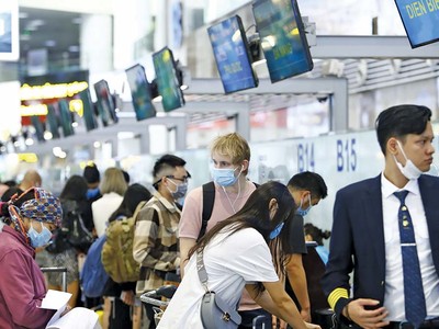 Các hãng hàng không đều tăng tần suất bay ở nhiều chặng, nhưng vẫn cung không đủ cầu, giá vé cao ngất ngưởng.