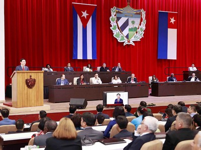 Chủ tịch Quốc hội Vương Đình Huệ dự và phát biểu tại phiên họp đặc biệt của Quốc hội Cuba khóa X, lễ kỷ niệm 62 năm Chiến thắng Giron (Ảnh: Doãn Tấn).