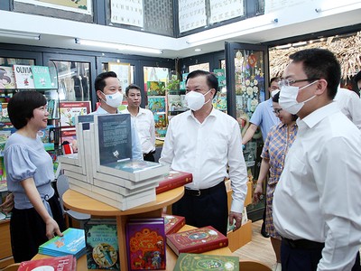 Bí thư Thành uỷ Hà Nội Đinh Tiến Dũng đã tham quan không gian Phố sách Hà Nội, các gian hàng sách.