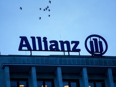 Allianz đứng ngoài quan sát chờ rẽ lối