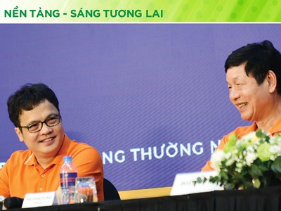 Khoảnh khắc vui vẻ của lãnh đạo Tập đoàn FPT tại đại hội cổ đông thường niên 2023.