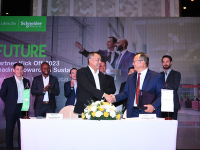 Ông Đồng Mai Lâm - Tổng Giám Đốc Schneider Electric Việt Nam & Campuchia (bên trái) ký kết hợp tác cùng ông Michael Lương - Đại diện Asia Clean Capital Việt Nam (ACCV) (bên phải).