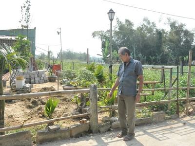 Ông Huỳnh Hồng chủ cũ của thửa đất chỉ vị trí ranh giới đã được xác định trong giấy chứng nhận quyền sử dụng đất.