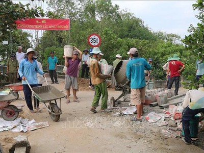 Nhân dân ấp 5, xã Mỹ Thành Nam, huyện Cai Lậy tham gia phát triển giao thông nông thôn. Ảnh tư liệu: Minh Trí/TTXVN.