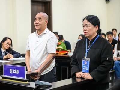 Vợ chồng bị cáo Hiển tại phiên tòa sơ thẩm.