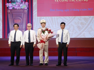 Đại tá Tạ Văn Đẹp nhận chức vụ Giám đốc Công an tỉnh Bình Dương.