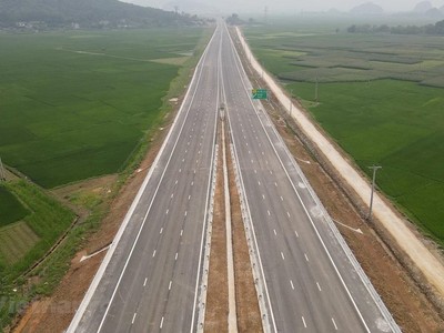 Dự án cao tốc Mai Sơn-Quốc lộ 45 đang hoàn thiện các hạng mục cuối để khánh thành vào ngày 29/4. (Ảnh: CTV/Vietnam+).