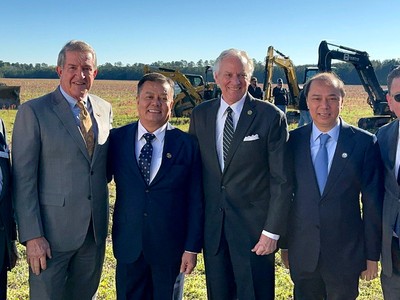 Lễ động thổ Nhà máy đắp lốp xe, tái chế lốp xe và sản xuất dầu nhớt có phụ gia Graphene của Tín Thành Group tại tiểu bang Nam Carolina, với sự tham dự của Thống đốc bang McMaster và Đại sứ Việt Nam tại Hoa Kỳ Nguyễn Quốc Dũng.