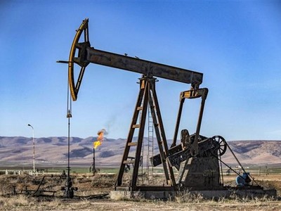 Một giàn khoan dầu tại thị trấn al-Qahtaniyah, tỉnh Hasakah (Syria). (Ảnh: AFP/TTXVN).