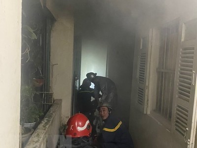 Lực lượng chức năng triển khai các biện pháp dập lửa. (Ảnh: Mạnh Khánh/TTXVN).