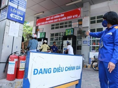 Một trong những cửa hàng của Petrolimex chuẩn bị niêm yết giá mới. (Ảnh: PV/Vietnam+)