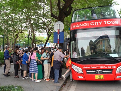 Du khách trải nghiệm miễn phí xe bus 2 tầng tham quan Hà Nội trong 5 ngày nghỉ lễ.
