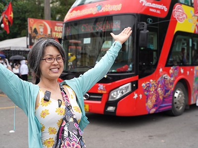 Du khách hào hứng khi được trải nghiệm miễn phí xe bus 2 tầng tham quan Hà Nội.