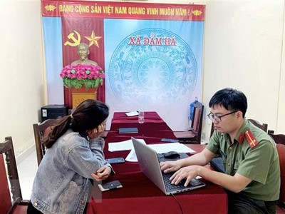 Công an huyện Đầm Hà (Quảng Ninh) làm việc với các cá nhân. (Ảnh: TTXVN phát)