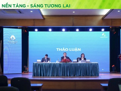 Chủ tịch Hội đồng Quản trị An Phát Holdings Phạm Ánh Dương giải đáp các câu hỏi của cổ đông.