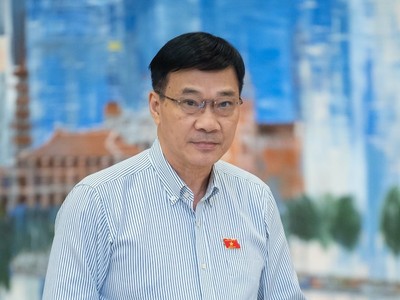 Chủ nhiệm Ủy ban Kinh tế Vũ Hồng Thanh trình bày báo cáo thẩm tra.