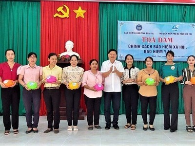 Các hội viên phụ nữ phấn khởi tham gia “Nuôi heo đất tiết kiệm tham gia BHXH tự nguyện” tại tỉnh Bến Tre.