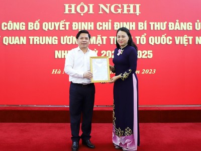 Bí thư Đảng ủy Khối các cơ quan Trung ương Nguyễn Văn Thể trao quyết định cho bà Nguyễn Thị Thu Hà. (ảnh: MTTQ Việt Nam).