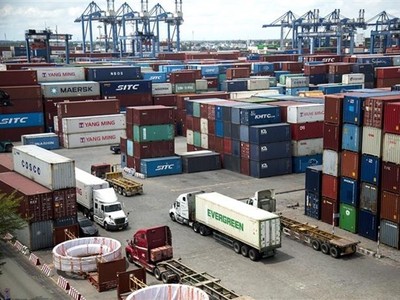 Bãi chứa container hàng hóa tại Tân Cảng Cát Lái. (Ảnh: Hồng Đạt/TTXVN)