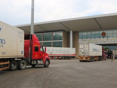 Xuất khẩu qua các cửa khẩu biên giới đất liền sang Trung Quốc năm 2022 giảm 63% so với 2021.