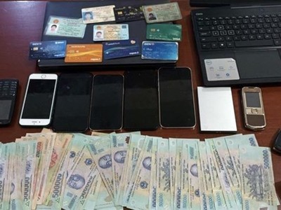 Tang vật một vụ án cá độ bóng đá. (Ảnh: TTXVN phát)